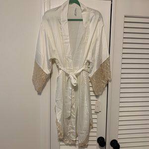 NWT Flora Nikrooz White Robe with Lace Detail